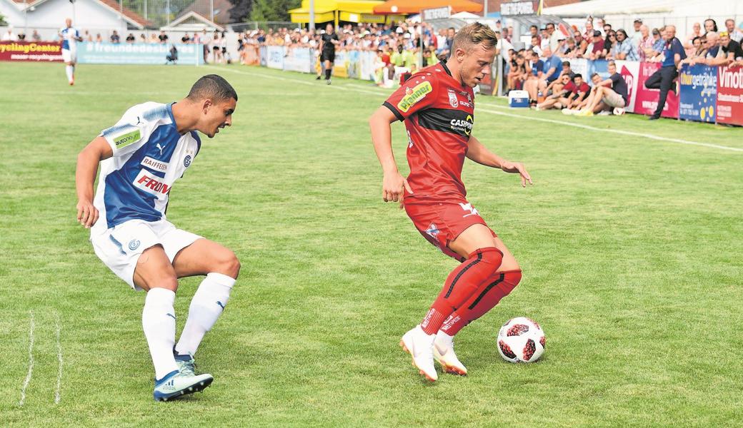 Altach (rechts) bestritt im Sommer in Montlingen ein Testspiel gegen die Grasshoppers. Beide Mannschaften kriselten in der Vorrunde – genauso wie der FC Basel, der im Cup in Montlingen antrat. Es scheint also einen Kolbenstein-Fluch für Profiteams zu geben. 