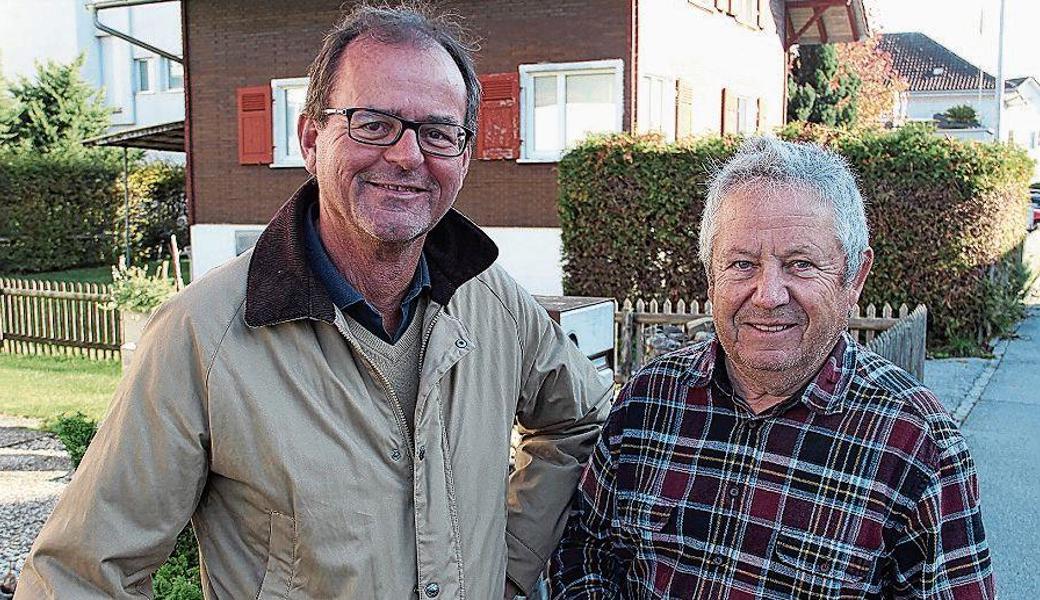 Nachbar Gregor Färber (rechts) unterhielt sich mit Urs Schnider, der für die Regelung des Verkehrs zuständig war.