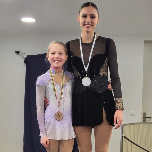 Emily Metzler (links) und Flavia Köppel mit ihren Medaillen vom Säntis Cup. Emily Metzler (links) und Flavia Köppel mit ihren Medaillen vom Säntis Cup.