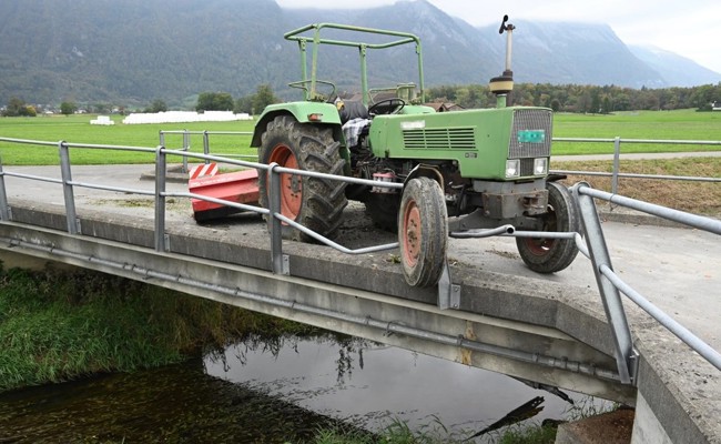 Trotz Fahrverbot: Mann touchiert auf Irrfahrt mit Traktor parkiertes Auto und prallt in Brückengeländer