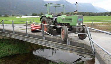 Trotz Fahrverbot: Mann touchiert auf Irrfahrt mit Traktor parkiertes Auto und prallt in Brückengeländer Trotz Fahrverbot: Mann touchiert auf Irrfahrt mit Traktor parkiertes Auto und prallt in Brückengeländer