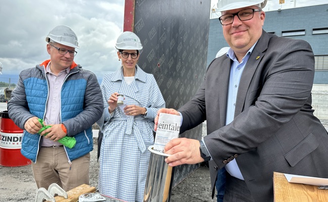 Regionalgefängnis wird erweitert: An der Grundsteinlegung versenkte der Stadtpräsident eine Zeitkapsel