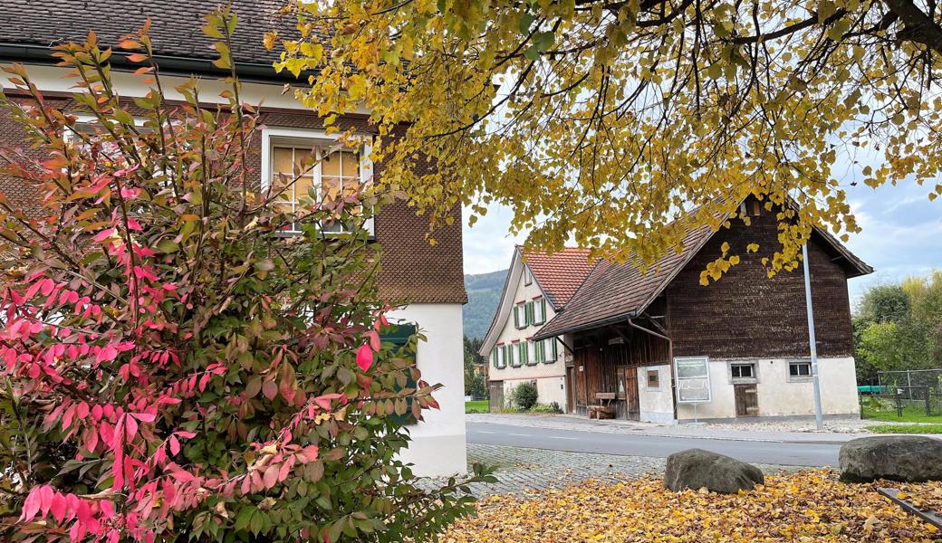 Gegenüber dem Ortsmuseum (links) steht das zu räumende Bauernhaus, das derzeit als Museum dient.