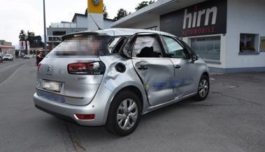 Pferdegespann galoppiert in Auto