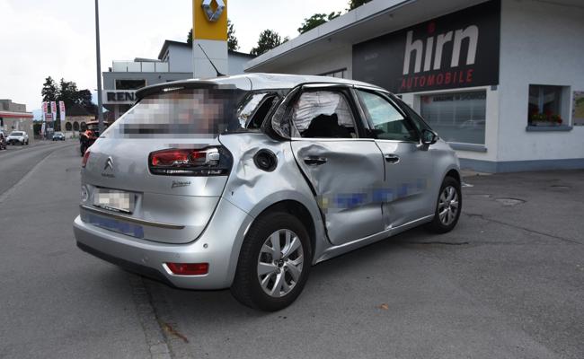 Pferdegespann galoppiert in Auto