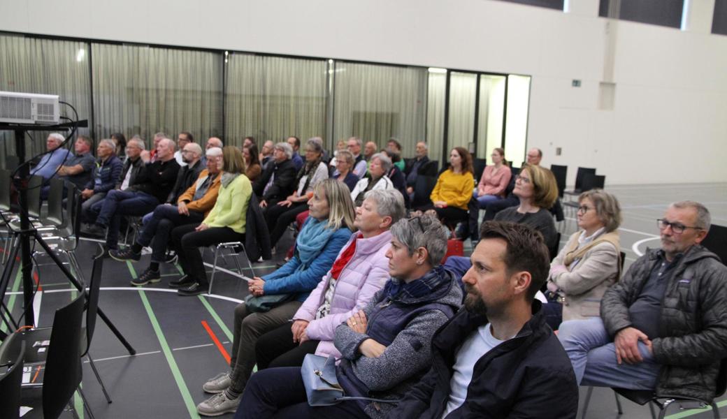 Dutzende liessen sich in der Mehrzweckhalle Bünt über die laufenden Geschäfte der Gemeinde Berneck informieren.