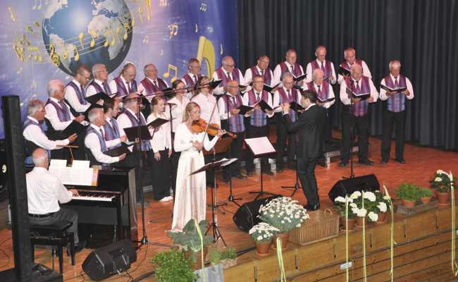 Männerchor feiert zehn Jahre Chorleitung unter Lukas Breuss-Zeisler mit Liedern von Oper bis Pop