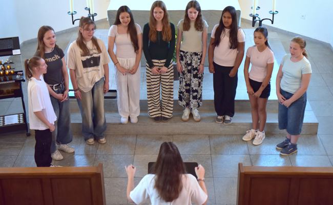 Musikschüler singen berührende Solos, und Organisten spielen auf hohem Niveau