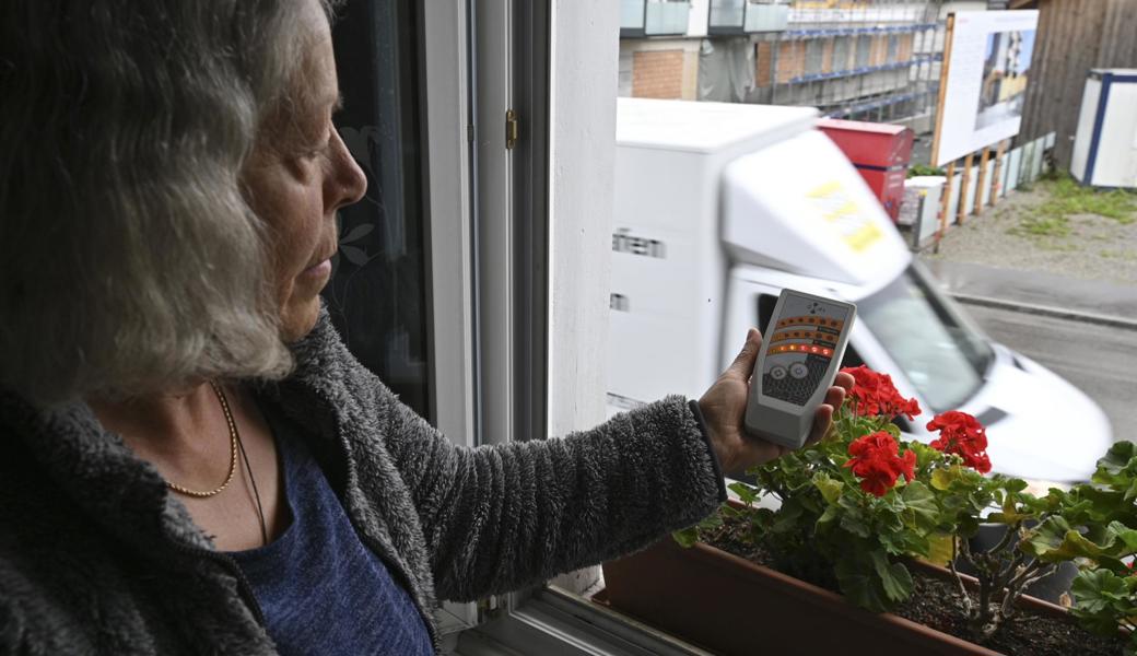 Schon ohne die dritte 5G-Antenne im Industriegebiet von Rebstein schlägt das Messgerät bereits bis in den roten Bereich aus. Und Gerda Weber wohnt  über einen halben Kilometer entfernt an der Staatsstrasse.