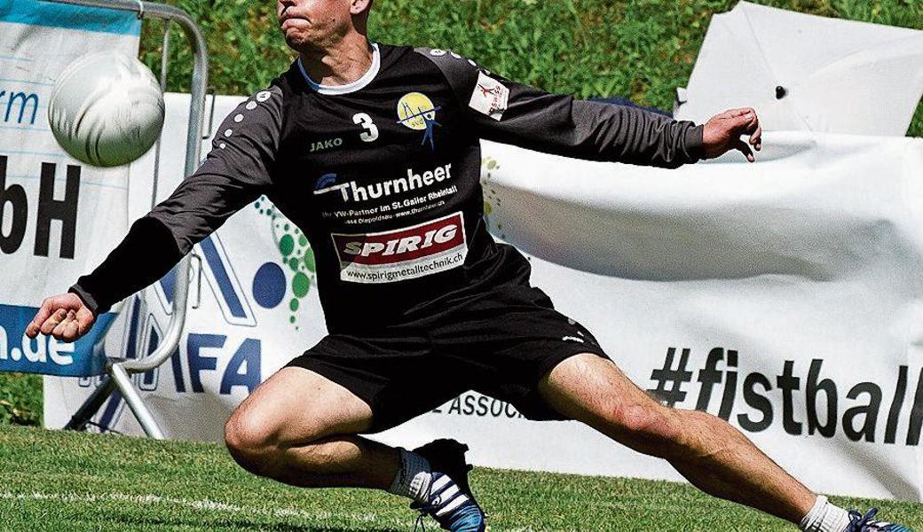 Abwehrspieler Stefan Eggert will auch morgen Samstag an der frischen Bergluft möglichst viele Bälle abwehren, um zur vollen Punktezahl seines Teams beizutraqen.  