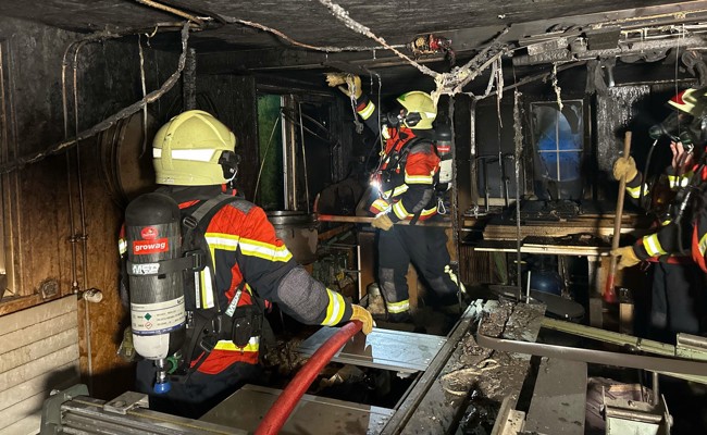 Werkstatt an der Hauptstrasse in Flammen, Feuerwehr löschte rasch, trotzdem hoher Schaden