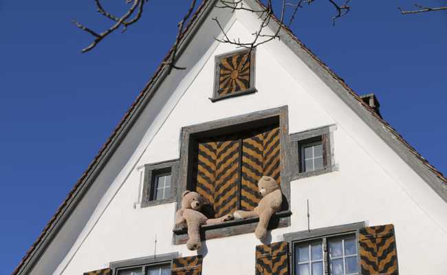 Vom Brocki in das Fürstenhaus: Sammler liess Teddys prominent auf  dem Fenstersims sonnen
