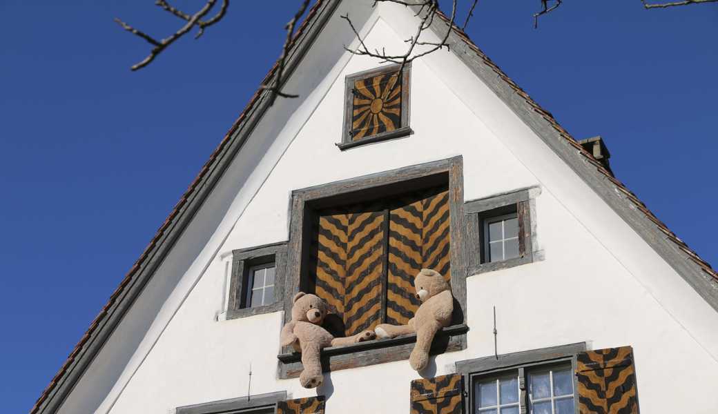 Die Bären hat Peter Schmid in einem Brockenhaus gefunden. Über die Festtage platzierte er sie prominent und in luftiger Höhe. 