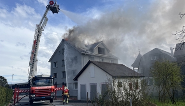 Feuer in Mehrfamilienhaus ausgebrochen: PV-Anlage als Ursache vermutet