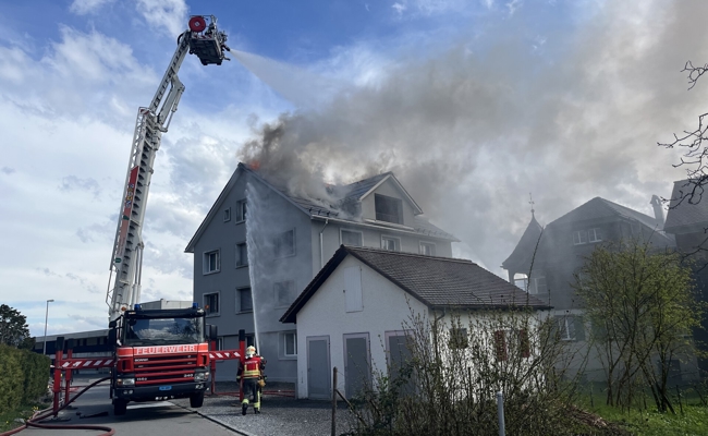 Feuer in Mehrfamilienhaus ausgebrochen: PV-Anlage als Ursache vermutet
