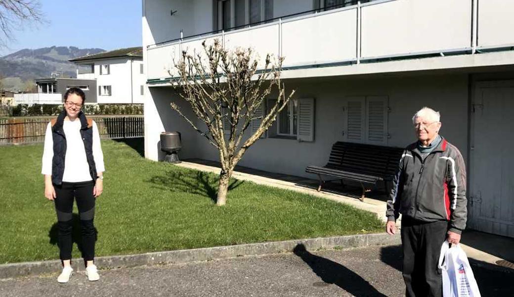 Hans Kühne aus Montlingen lässt sich über die katholische Frauengemeinschaft Montlingen-Eichenwies mit Lebensmitteln versorgen.