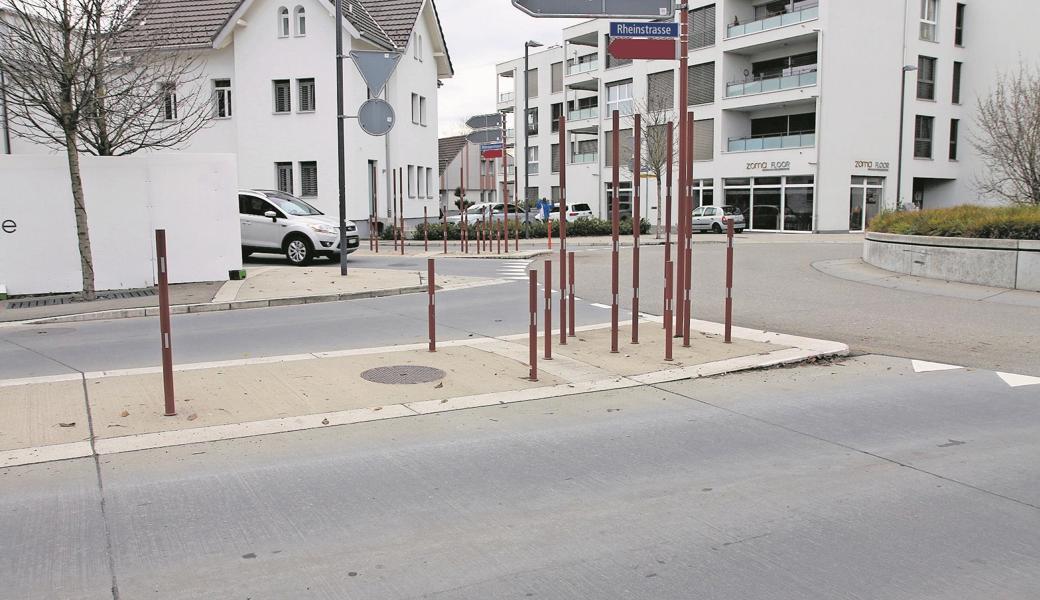 Die Sicht von der Rheinstrasse auf die Widnauerstrasse wird durch die Bauabschrankung verdeckt. 