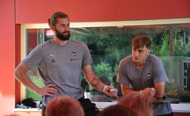 FCSG-Spieler besuchen Montlinger Junioren und plaudern aus dem Nähkästchen