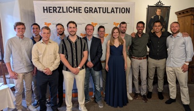 Pascal Zäch aus Oberriet erzielt Bestnote 5,5 bei Diplomfeier des ZbW im Schloss Sargans