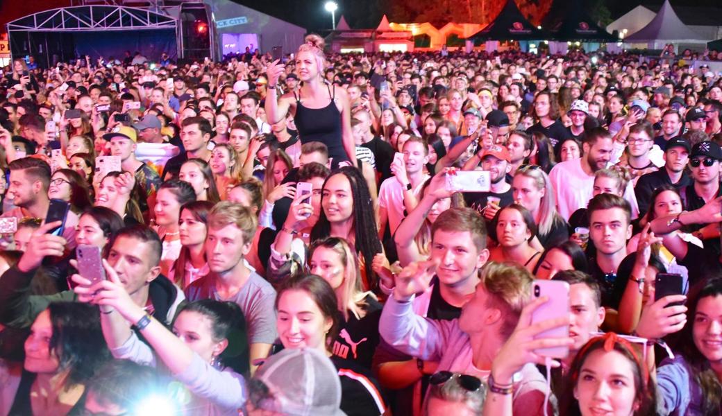 Der Berliner Rapper Capital Bra spielte am Freitagabend vor einer grossen Besucherschar. Seine Musik kommt an, auch wenn sie kontrovers ist.
Der Berliner Rapper Capital Bra spielte am Freitagabend vor einer grossen Besucherschar. Seine Musik kommt an, auch wenn sie kontrovers ist.
