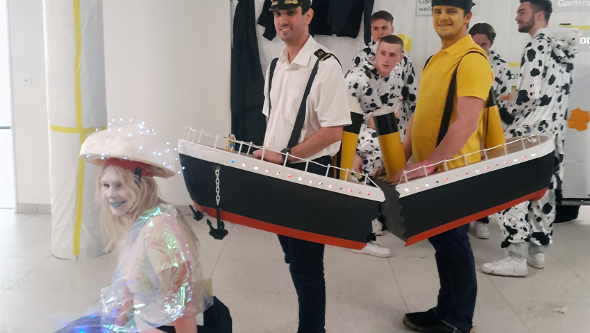 Jetzt abstimmen für deinen Gruppenkostüm-Favoriten Jetzt abstimmen für deinen Gruppenkostüm-Favoriten