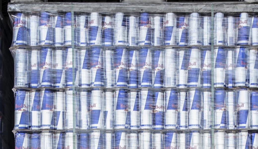 Red Bull stellt in Widnau drei Milliarden Dosen Energydrink pro Jahr her und verwendet dafür 25 Prozent der Schweizer Jahresproduktion an Zucker.