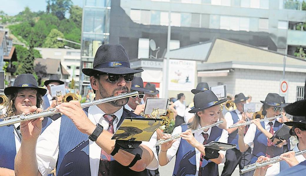 Die Konkordia bildete den Schluss des Umzugs. Fast alle Musikanten trugen Sonnenbrille: Der Vorabend war streng.