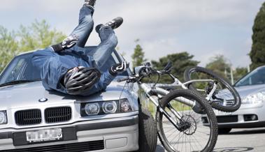 Velofahrer prallt in Auto