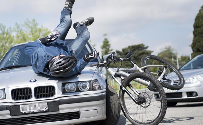 Velofahrer prallt in Auto