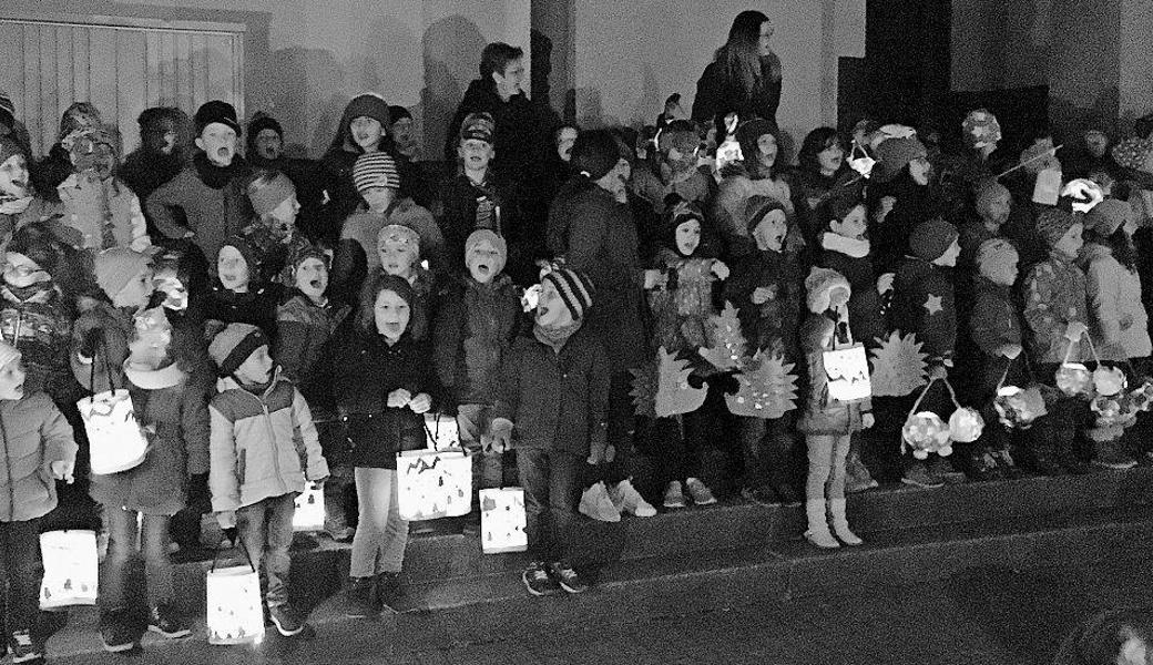 Singend spazierten die Kinder mit ihren Räben und Laternen durch die Nacht. Bild: pd