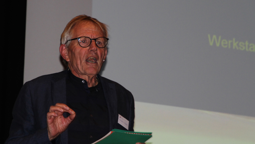 Der frühere SRF-Bundeshauskorrespondent Hanspeter Trütsch führte durch den Abend. Der frühere SRF-Bundeshauskorrespondent Hanspeter Trütsch führte durch den Abend.