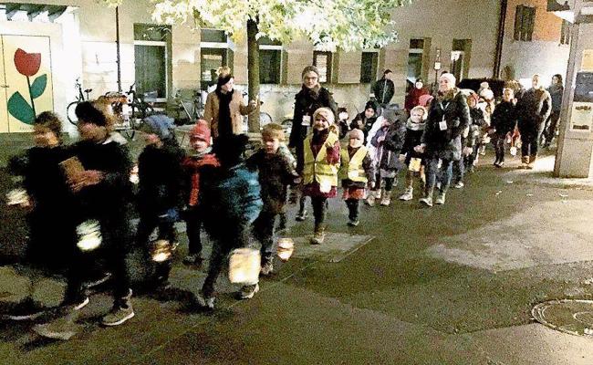 Mit Laternen aus PET-Flaschen durchs Städtli