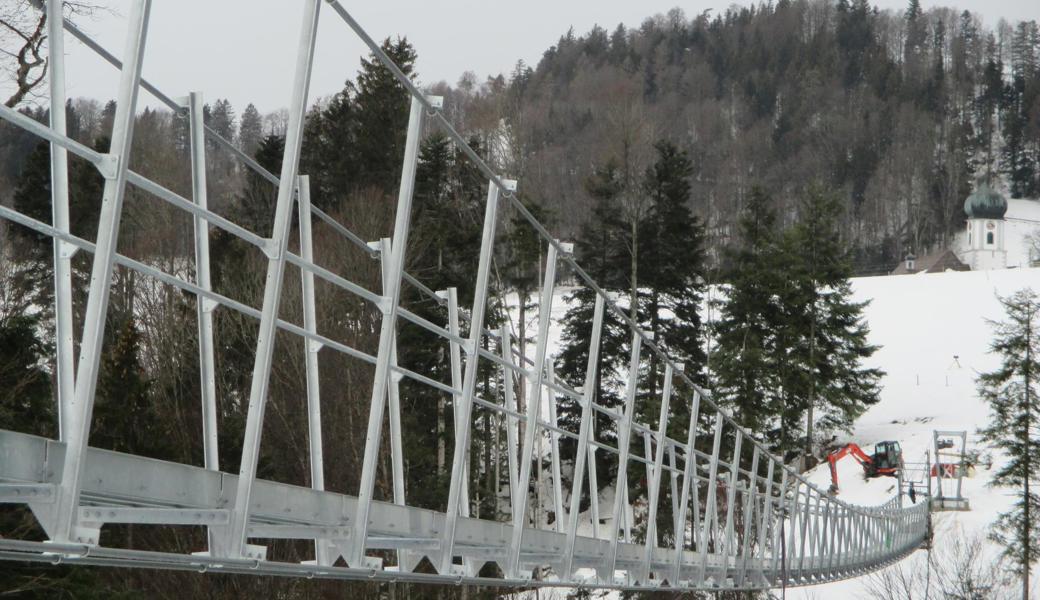 Vom Weiler Frauenrüti (Grub AR) aus überspannt die neue Hängebrücke elegant das Mattenbachtobel. Im Hintergrund die katholische Kirche von Grub SG.