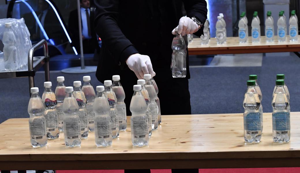 Mineralwasser für die Kantonsräte während der ausserordentlichen Maisession in den Olma-Hallen. Wenigstens ist es aus dem Appenzellerland und nicht aus dem Ausland. Es gäbe aber auch St. Galler Mineralwasser, hält Meinrad Gschwend fest.