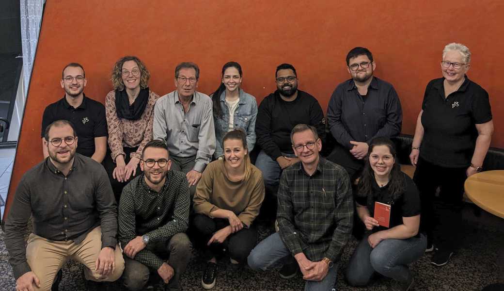 Neue, Abtretende und Ausgezeichnete: Yannik Baumgartner (hinten, von links), Rafaela Lippuner, Hans Ryffel, Übertritt zu den nichtaktiven Ehrenmitgliedern, Valeria Emmert-Würmli, Pierashath Kathiramalai, Christof Schlegel, Heidi Benz, Lukas Würmli (vorne von links), Fadri Gschwend , Katrin Seith, Heinz Frei, Céline Zünd.