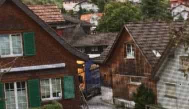 LKW im Wohnquartier eingeklemmt