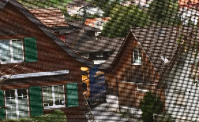 LKW im Wohnquartier eingeklemmt