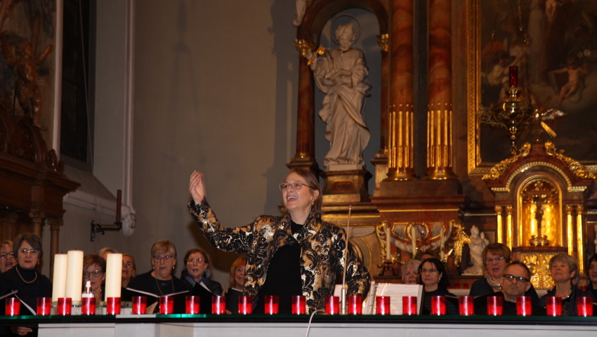 Die Dirigentin Marianne Gantenbein leitete die beiden Chöre durchs Programm.