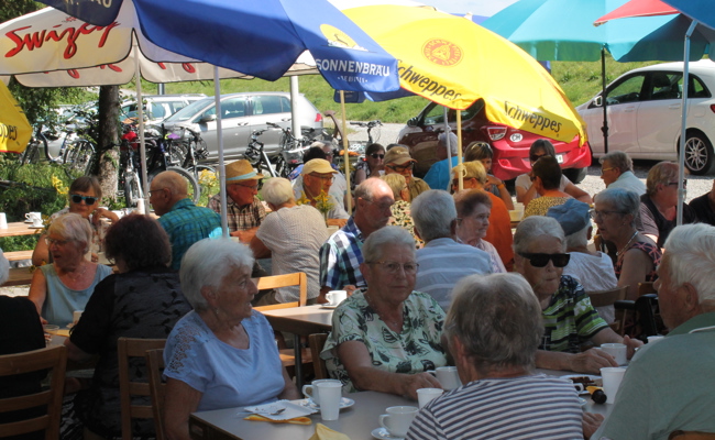 Nachmittag mit Musik und Geselligkeit