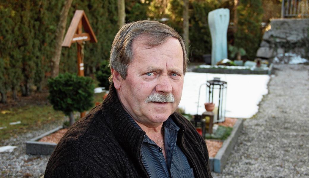 Herbert Kühne auf dem Montlinger Friedhof, beim Grab seiner 1999 verstorbenen Frau Liselotte. 