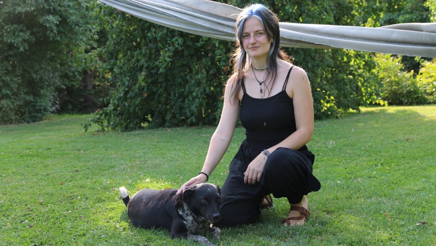Iris mit Hofhund Luna. Iris mit Hofhund Luna.