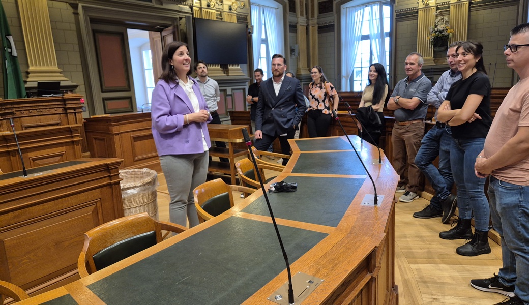 Regierungsrätin Laura Bucher erläutert den Kantonsratssaal
