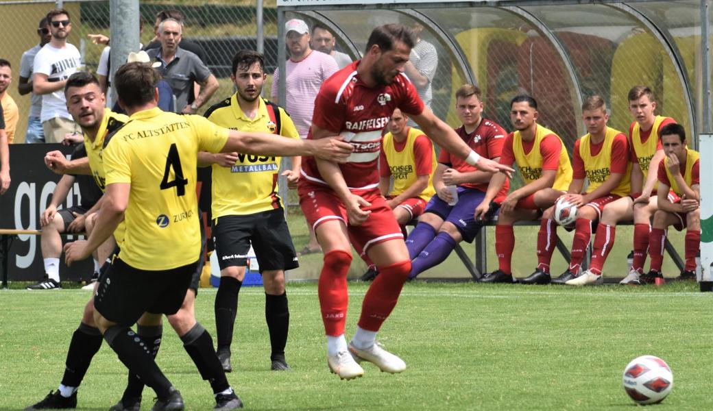 Im letzten Oberrheintaler Zweitliga-Derby hatten der FC Montlingen und sein Stürmer Valdet Istrefi (rechts) die Nase ganz klar vorn.