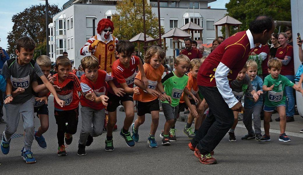 Auch die jungen Teilnehmer zeigen von Anfang ihren Willen und ihre Motivation beim Laufen.