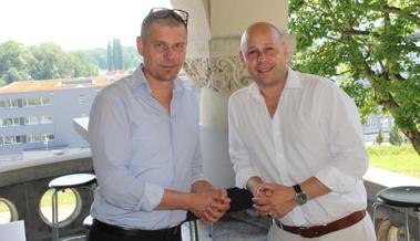 Ein Duo steht hinter dem Model-Deal