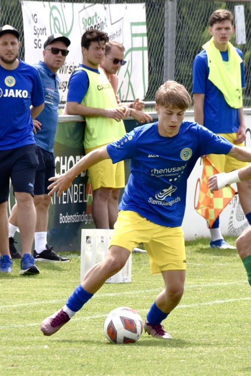 Finn Metzler ist ein energischer Dribbler, seinem Trainer Patrik Riklin (hinten links) gefällt's. Finn Metzler ist ein energischer Dribbler, seinem Trainer Patrik Riklin (hinten links) gefällt's.