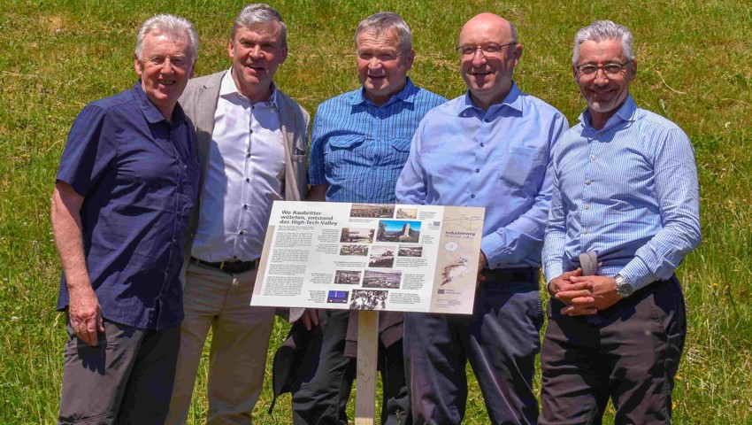 Auch IHK-Direktor Markus Bänziger (rechts) liess sich die Eröffnung nicht nehmen. Neben Bänziger die Regierungsräte Beat Tinner und Alfred Stricker (AR), Reto Monsch, CEO Alpha Rheintal Bank, und Reini Frei, Gesamtprojektleiter. Auch IHK-Direktor Markus Bänziger (rechts) liess sich die Eröffnung nicht nehmen. Neben Bänziger die Regierungsräte Beat Tinner und Alfred Stricker (AR), Reto Monsch, CEO Alpha Rheintal Bank, und Reini Frei, Gesamtprojektleiter.