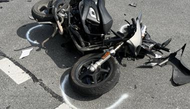 Links abbiegendes Auto und Motorrad zusammengestossen