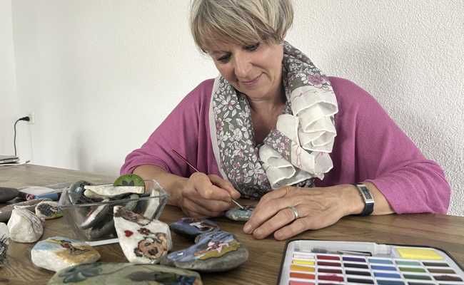 Karin Köppels eigenwilliges Hobby: Sie macht die Welt mit Steinen bunter