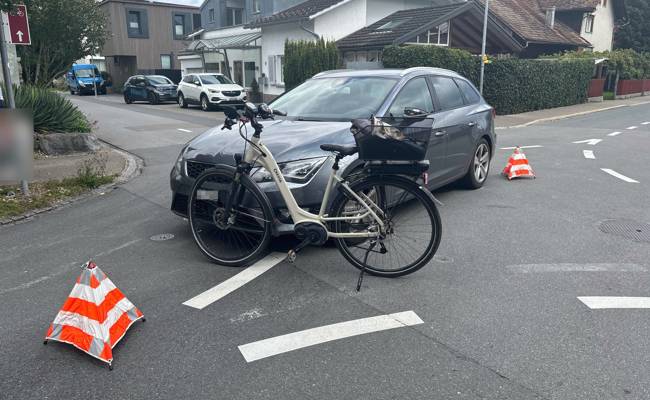78-Jährige E-Bike-Fahrerin verletzt sich bei Unfall auf einer Kreuzung